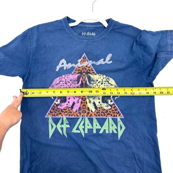 Def Leppard Animal Shirt Size Large Distressed Graphic Band Tee Short Sleeve - Picture 5 of 7